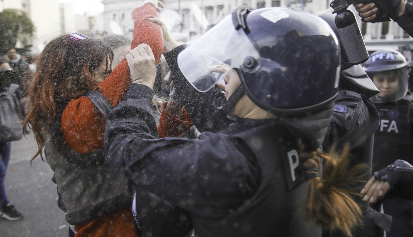 La Policía volvió a reprimir a jubilados frente al Congreso y también fue agredida una diputada | Política