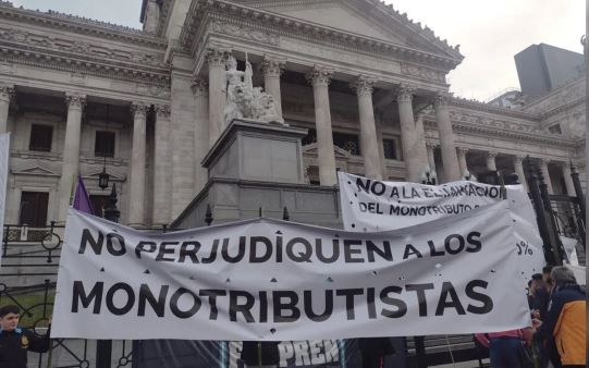El reempadronamiento de monotributistas sociales deja a más de un millón sin cobertura de salud | Economía