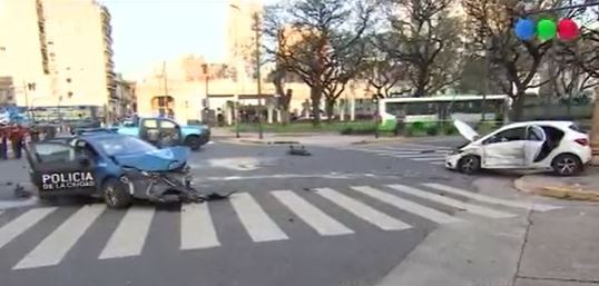 San Telmo: un patrullero chocó contra un auto y hay dos policías gravemente heridos | Actualidad