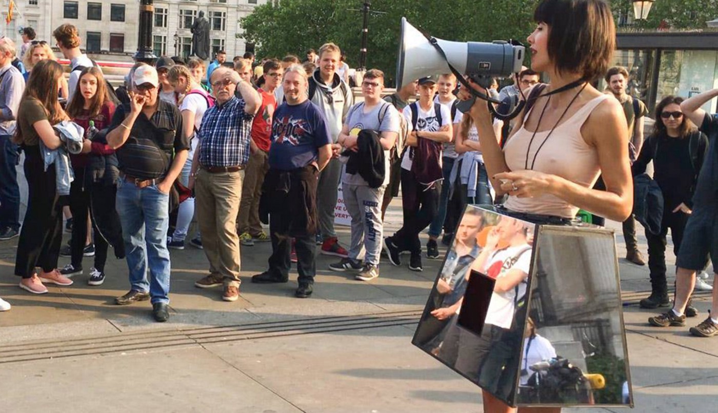 Detuvieron a una artista que invitaba a la gente a tocarle sus partes íntimas | Curiosidades