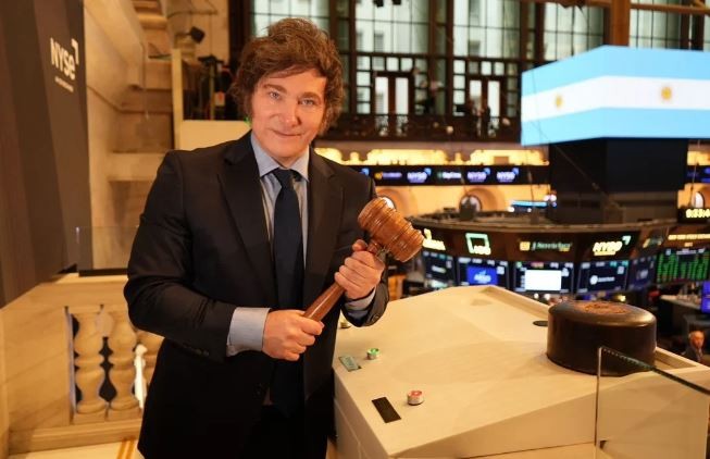 Milei en Nueva York: toca la campana en Wall Street y visita a Elon Musk | Política