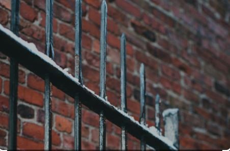 Entre Ríos: olvidó sus llaves, intentó saltar la reja, se quedó enganchado y perdió un testículo | Actualidad