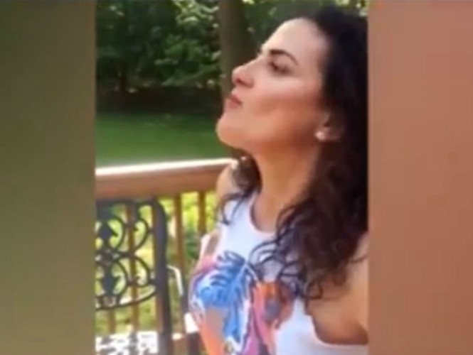 Videos: la mujer que volvió a hacer el truco del chicle 22 años después | Curiosidades