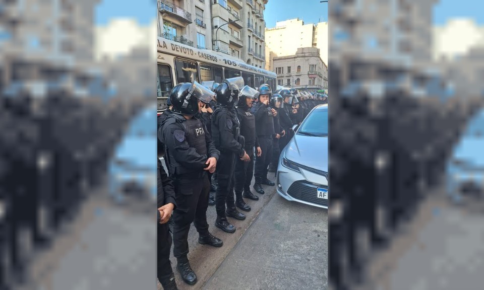 Forcejeos y tensión frente al Congreso en una nueva marcha de jubilados | Política
