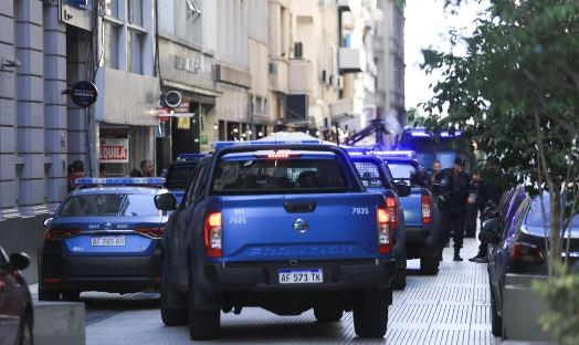 Dos policías fueron detenidos por reemplazar un preso a cambio de dinero cuando lo trasladaban a la comisaría | Actualidad