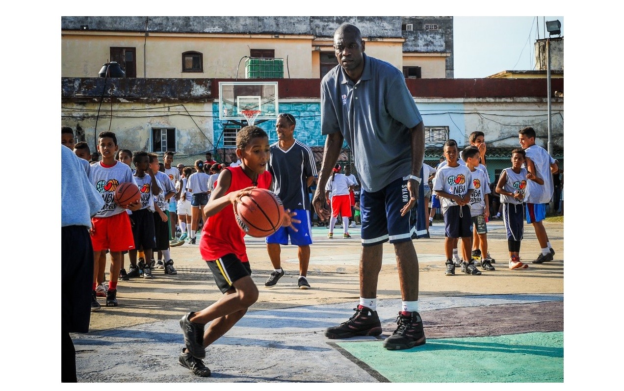 Murió a los 58 años Dikembe Mutombo, miembro del Salón de la Fama de la NBA | Deportes
