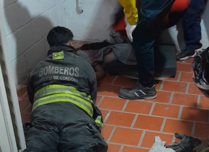 Córdoba: Una nena de 11 años se tiró por la ventana de un tercer piso durante un incendio en un edificio | Actualidad
