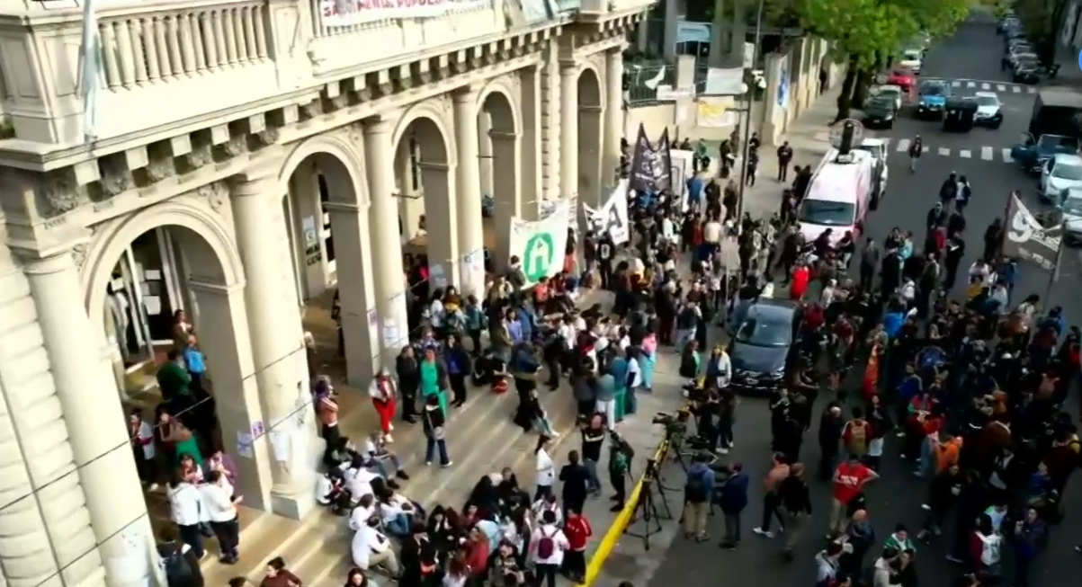 Abrazo simbólico en el Hospital Bonaparte ante el inminente cierre | Actualidad