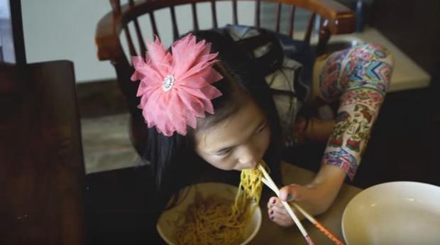 La increíble historia de la nena que usa sus piernas como si fueran brazos | Curiosidades