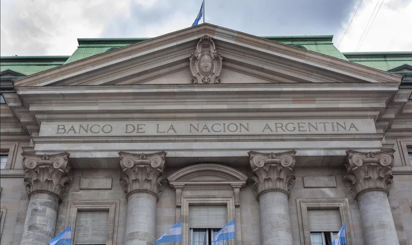 Caputo amenazó con cerrar sucursales del Banco Nación en municipios que suban sus tasas | Economía