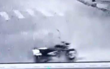 Video de terror: la moto que se maneja sola frente a una casa velatoria | Curiosidades