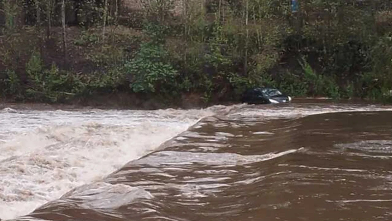 Calamuchita: Un auto intentó atravesar un río pero se lo llevó la crecida | Actualidad