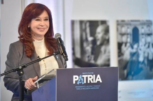 Cristina Kirchner criticó a Caputo y apuntó contra los gobernadores peronistas que acompañan al Gobierno | Política