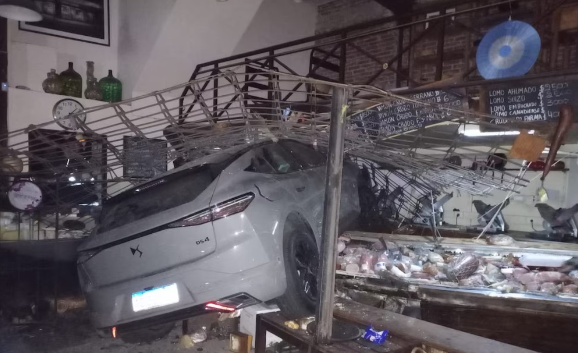 El conductor que chocó contra una fiambrería tiene seis multas y debe casi $500 mil | Actualidad