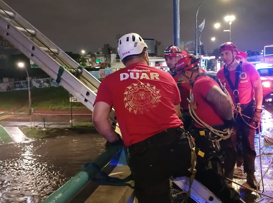 Video: dormía bajo un puente y se despertó en medio de la crecida del río en Córdoba | Actualidad