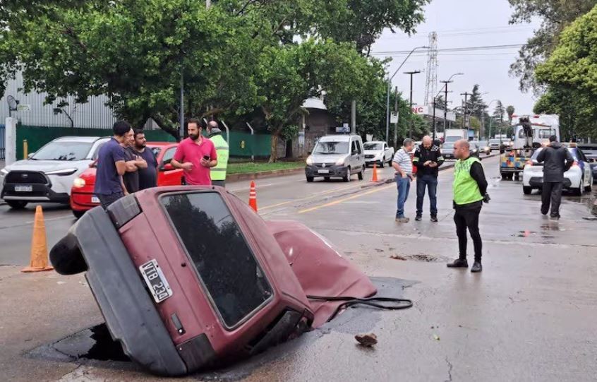 Córdoba: un auto quedó sumergido dentro de un pozo mientras manejaba bajo la lluvia | Actualidad