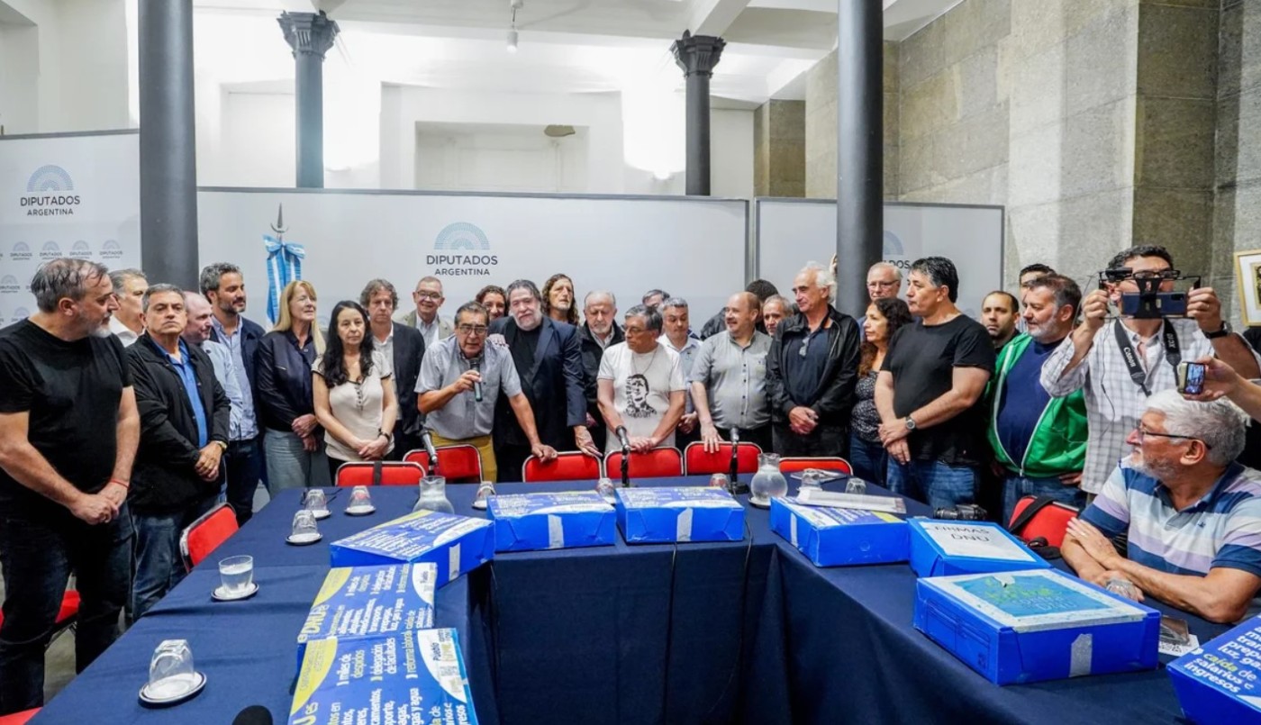Las CTA y otras 60 organizaciones presentaron firmas en el Congreso contra el mega DNU de Milei | Política