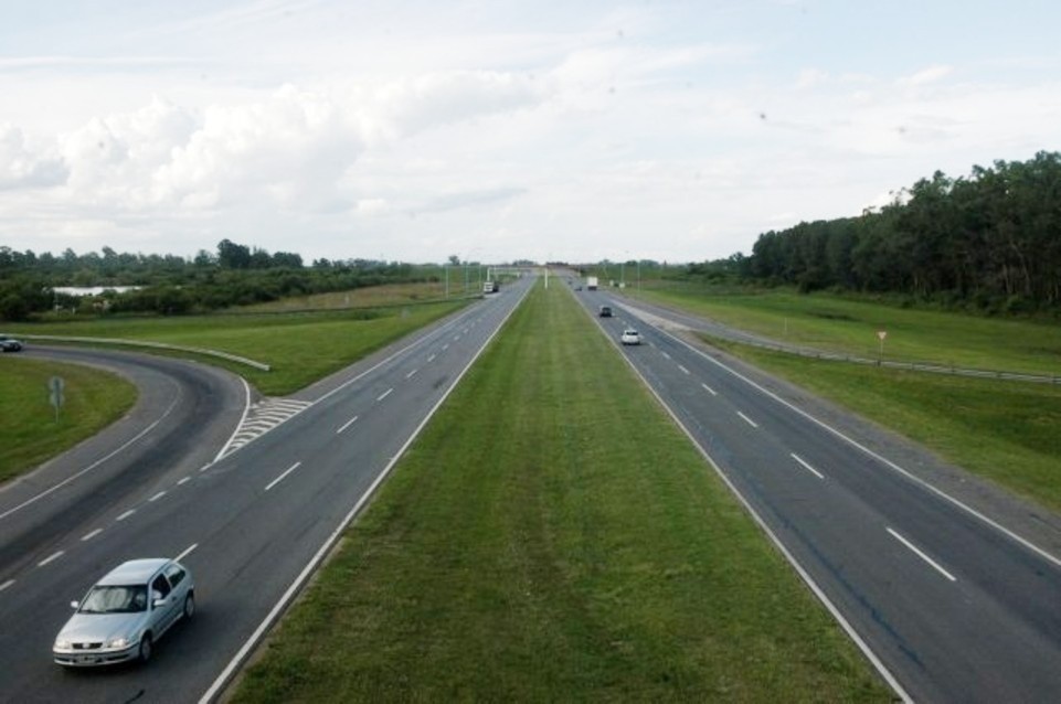 Pusieron una rueda en la autopista y cuando el conductor frenó lo asaltaron | Actualidad