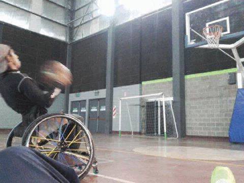 Joven basquetbolista necesita reparar su silla de ruedas para volver a jugar | Deportes