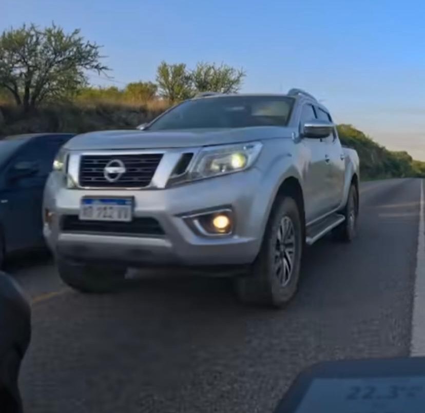 Video: una camioneta pasó en doble línea amarilla y casi se lleva puesto un ciclista | Actualidad