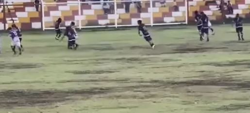 Un futbolista murió al ser impactado por un rayo en pleno partido en Perú y otro quedó herido | Deportes