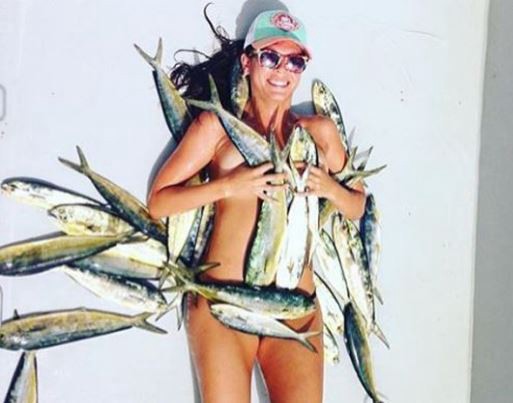 "Fishbra": la moda viral de vestirse con pescados | Curiosidades