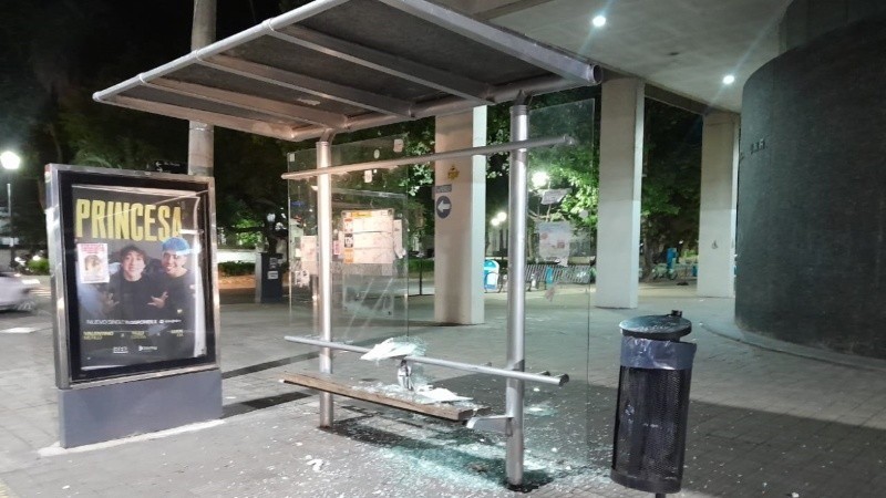 Una pelea de limpiavidrios terminó con una parada de colectivos destrozada en el centro de Rosario | Actualidad