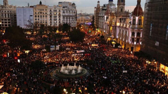Miles de personas salieron a las calles para pedir la dimisión del presidente de la Comunidad Valenciana | Internacionales
