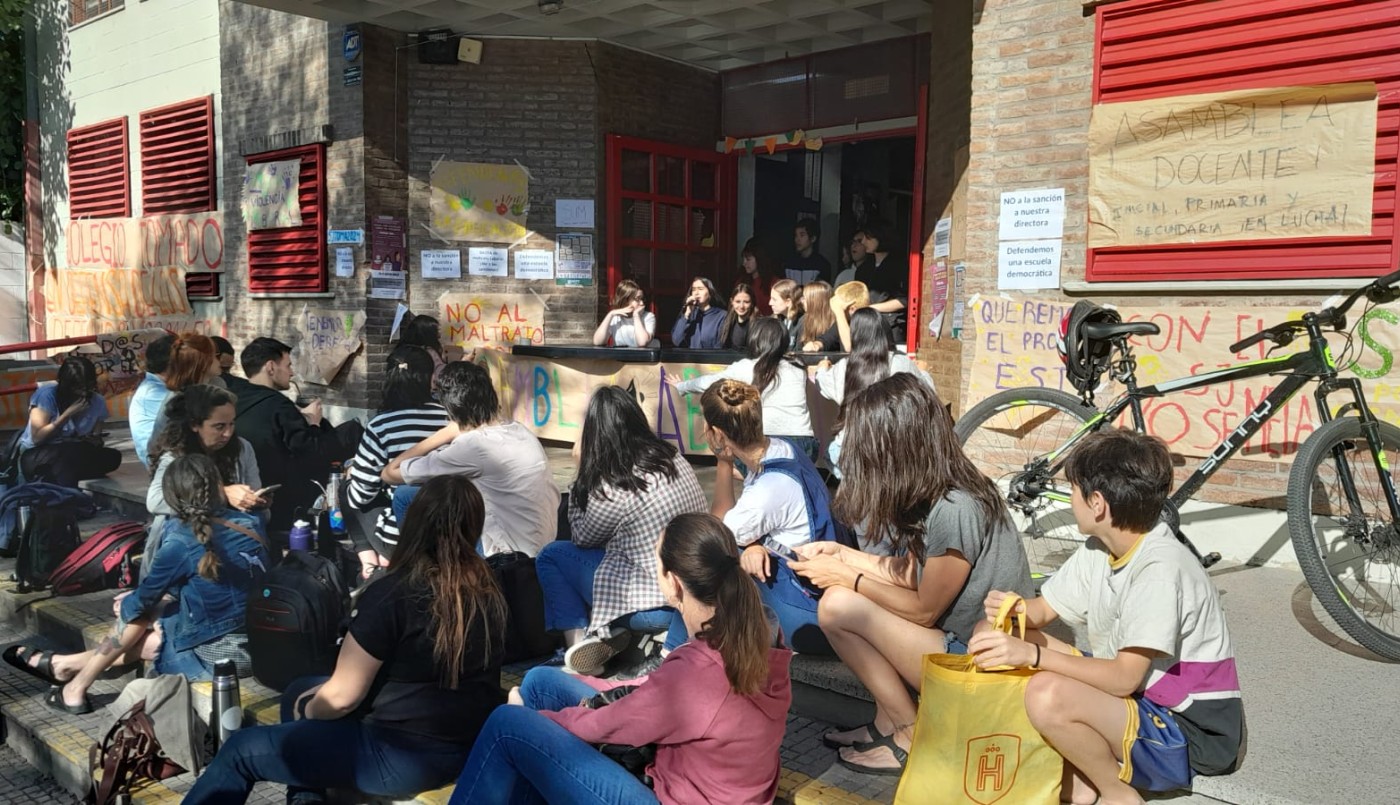 Sancionaron a una directora que amonestó a estudiantes que difundieron fotos íntimas de una compañera: hay toma en el colegio | Actualidad