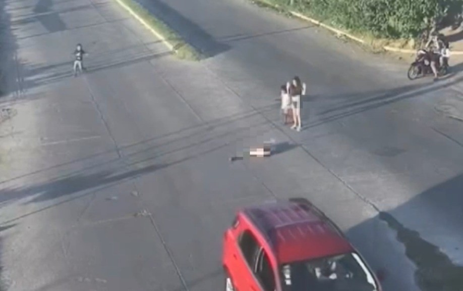 Video: soltó la mano de su mamá mientras cruzaba la calle y lo atropelló un auto | Actualidad