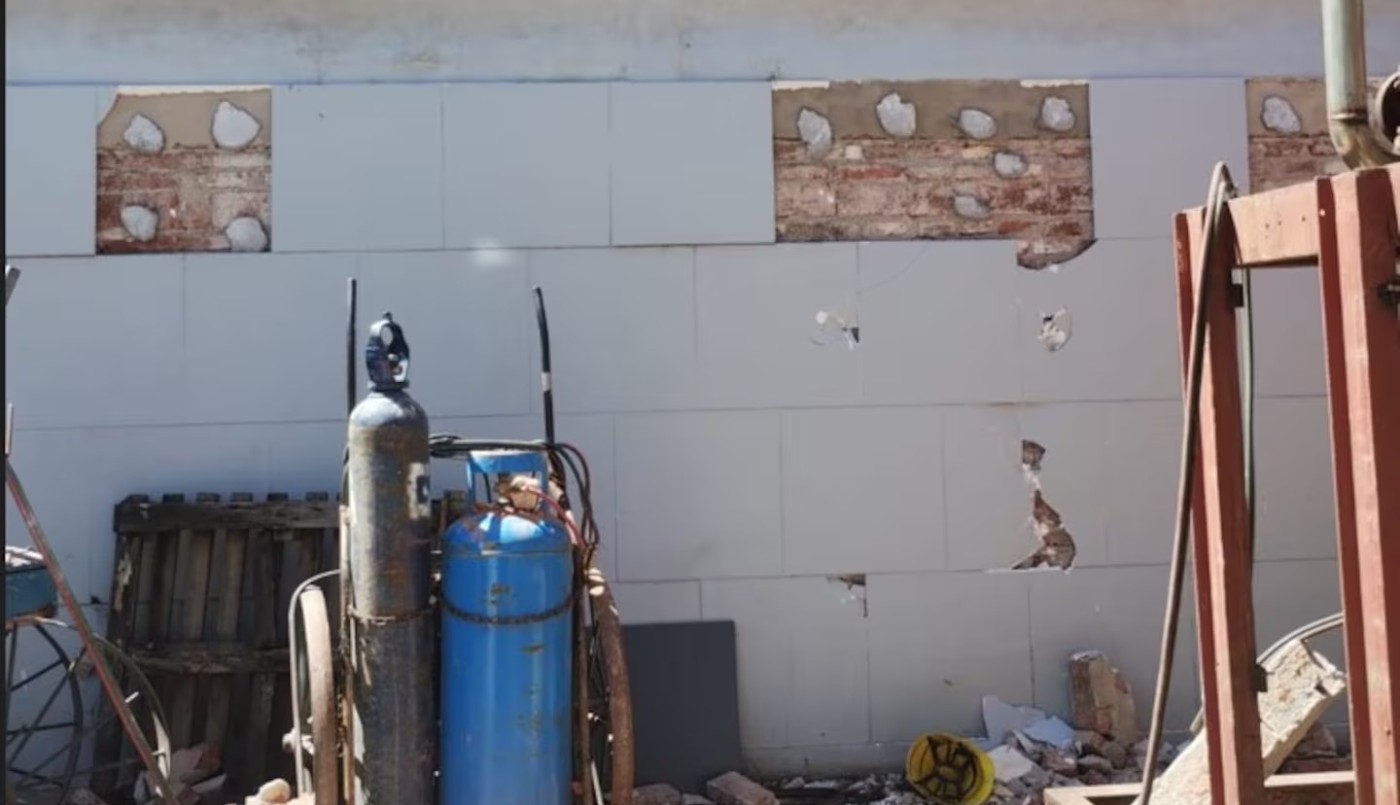 A un hombre se le cayó la pared encima mientras limpiaba y debió ser internado de urgencia en Córdoba | Actualidad