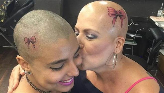 Después de un cáncer, madre e hija se hacen un tatuaje que esperan no volver a ver | Curiosidades