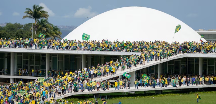 El juez Rafecas pidió la detención de 61 brasileños que participaron en la toma de Brasilia y se encuentran refugiados en Argentina | Política