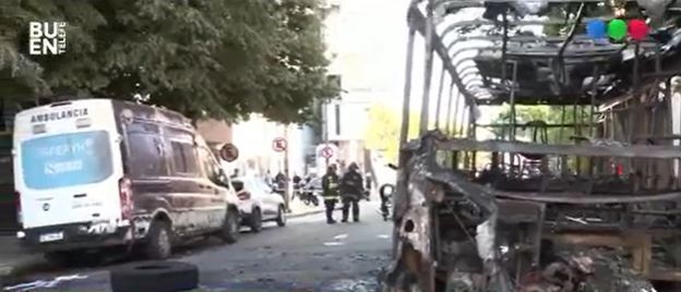 Se incendiaron un colectivo y una ambulancia en Almagro | Actualidad