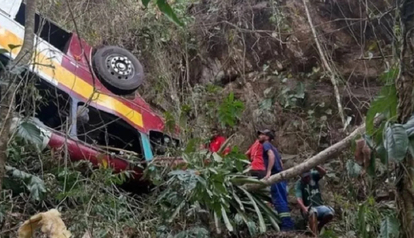 Tragedia en Brasil: al menos 17 muertos al caer un autobús a un precipicio | Internacionales