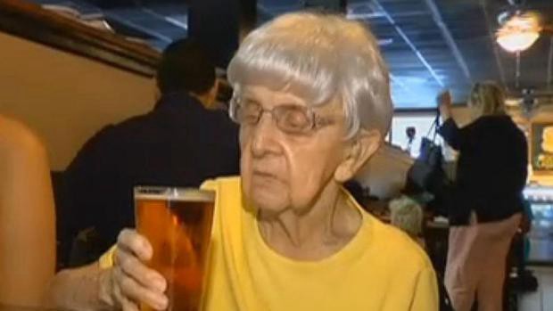 A los 102 años, asegura que su secreto es tomar una cerveza cada día | Curiosidades
