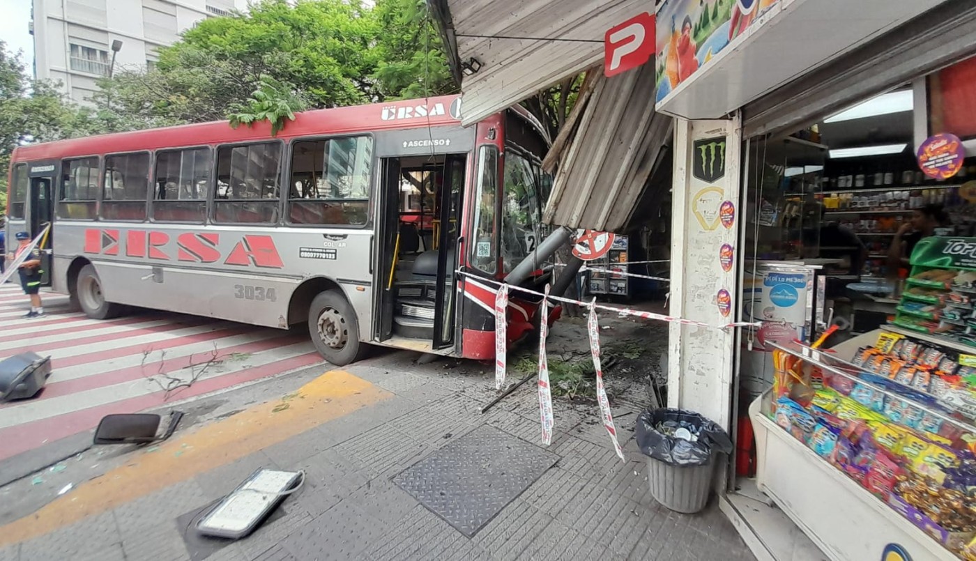 Córdoba: un colectivo se quedó sin frenos, atropelló a dos mujeres y se incrustó en un kiosco | Actualidad