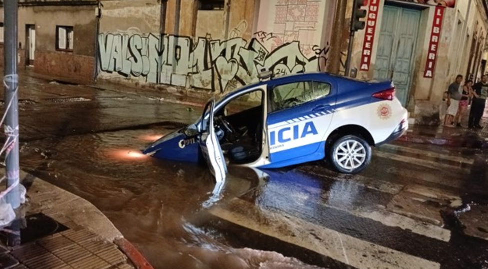 Fotos: un pozo se “tragó” un móvil policial | Actualidad