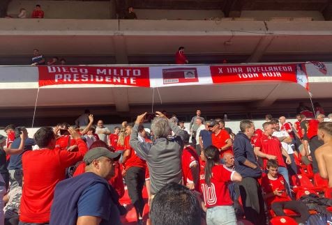 La reacción de Diego Milito ante las banderas con su nombre en la cancha de Independiente: “Campaña del miedo” | Deportes