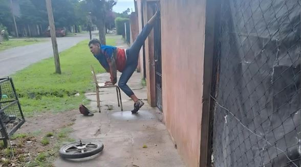 Intentó robar una casa en San Miguel y quedó atrapado con el tobillo clavado en una reja | Actualidad