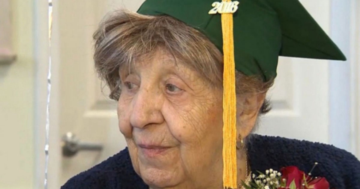 Nunca es tarde: a los 100 años consiguió su diploma de la escuela primaria | Curiosidades