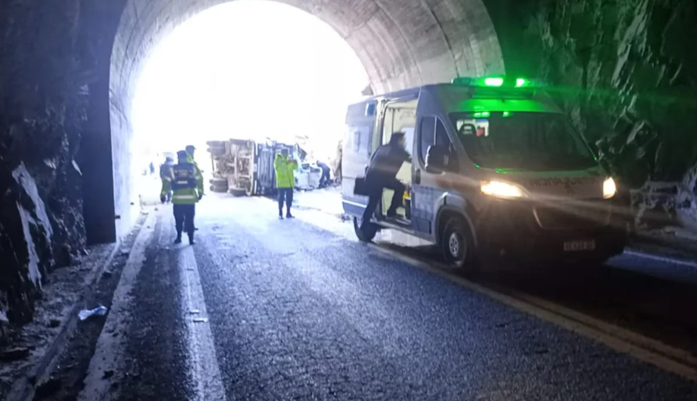 Un camión volcó sobre un auto en Mendoza: hay un muerto y cinco heridos | Actualidad