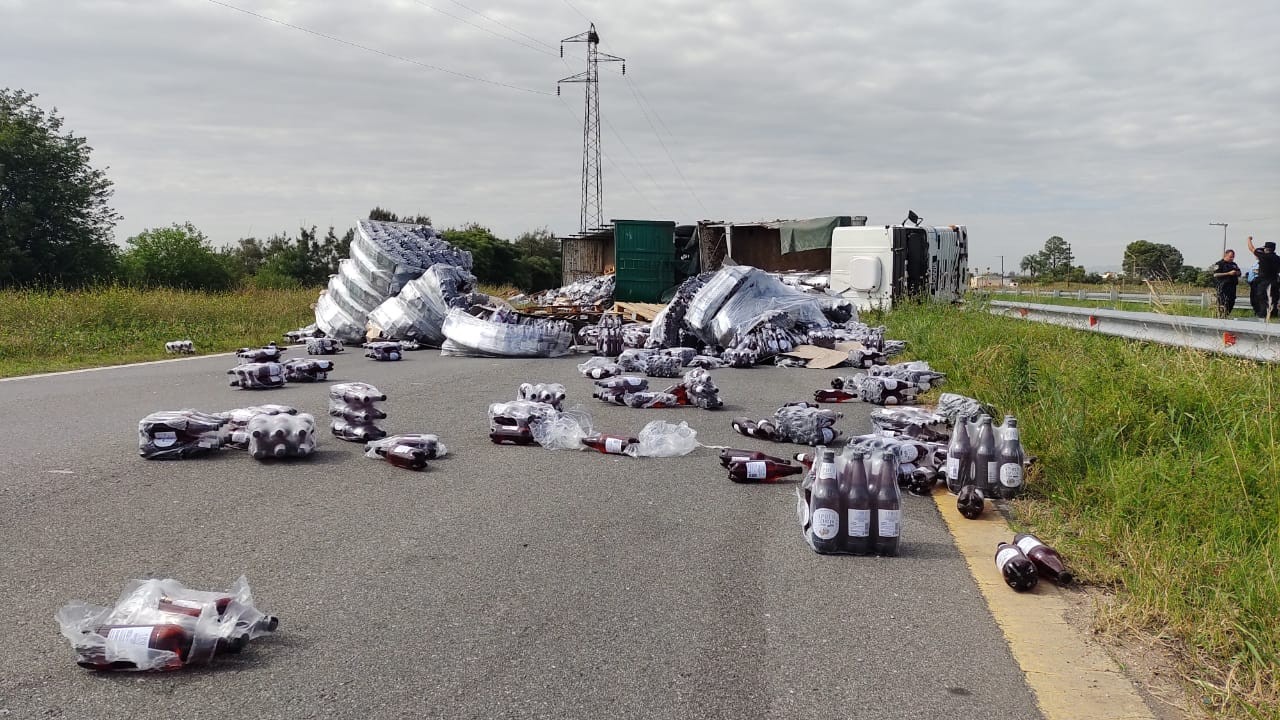 Un camión lleno de cervezas volcó a la altura de la localidad de Bouwer | Actualidad