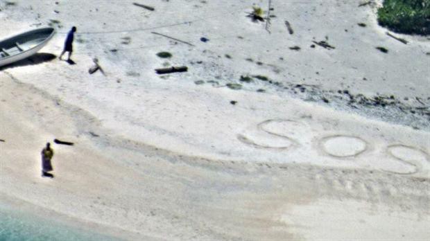 Naufragaron en una isla desierta y los rescatan tras escribir SOS en la arena | Curiosidades