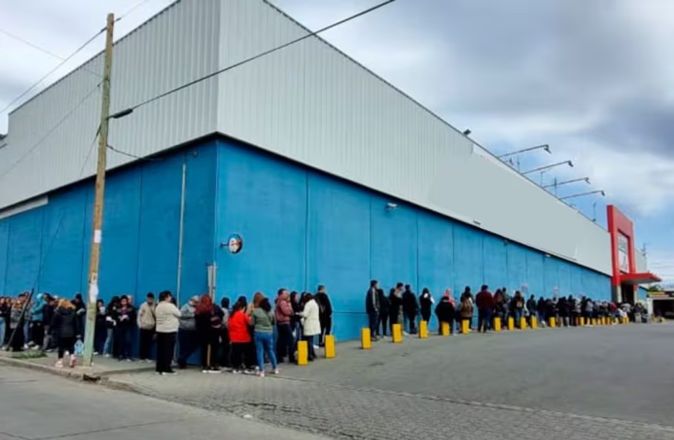 Multitudinaria fila de jóvenes en busca de su primer empleo en un supermercado de Córdoba | Actualidad