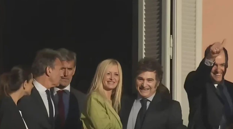 Milei salió al balcón de la Rosada junto a 'Yuyito' González: "En 2025 vamos a despegar" | Política