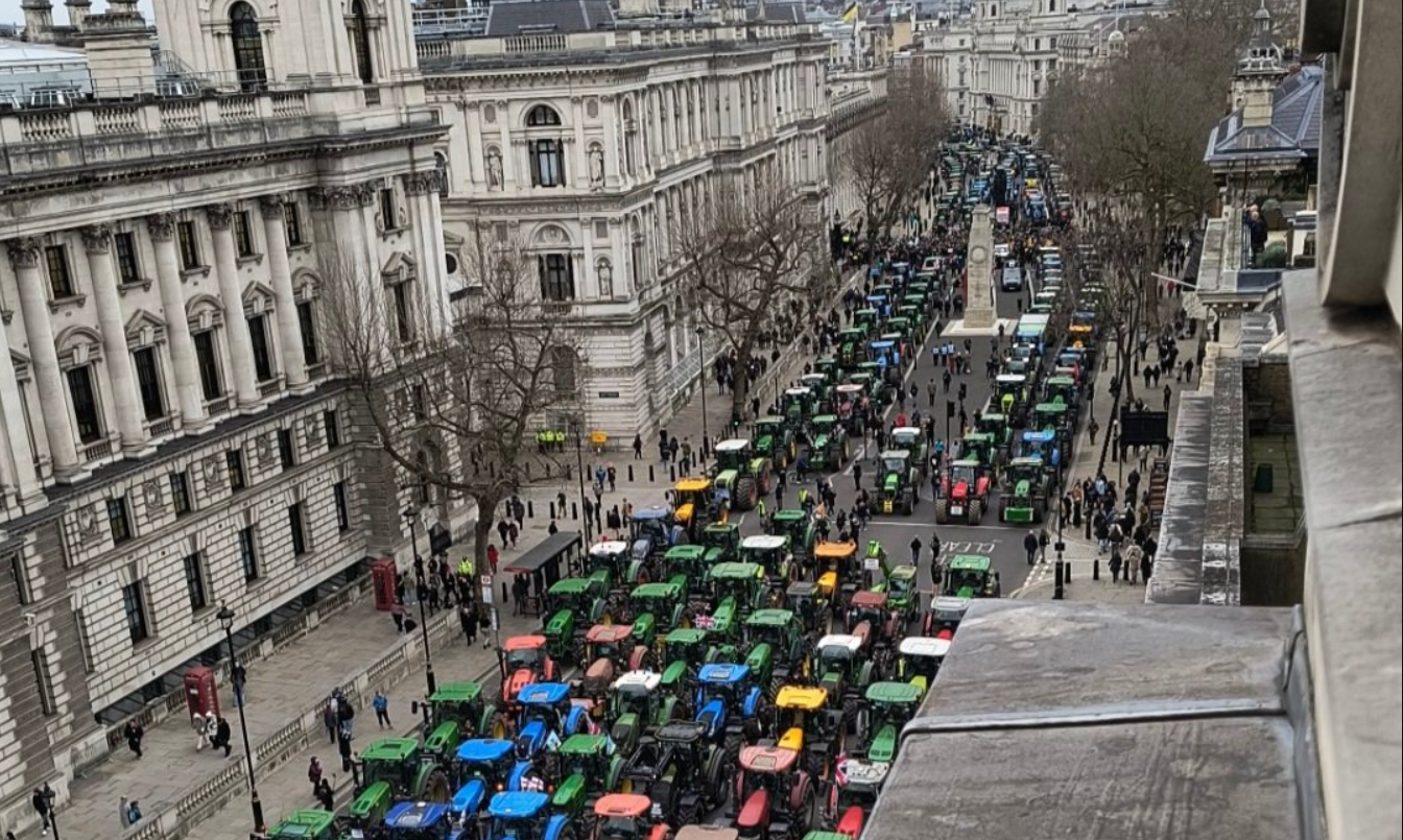 Tractorazo frente al Parlamento británico contra un impuesto a la herencia | Internacionales