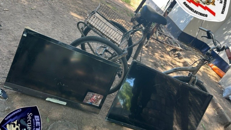 Trasladaba dos televisores en bicicleta y lo detuvieron | Actualidad