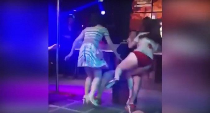 Novia celosa sacó a su novio del escenario mientras bailaba con una stripper | Curiosidades