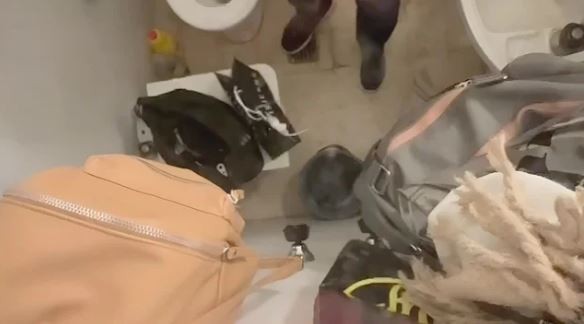 Denuncian al dueño de un local de ropa por pasarse la ropa interior de las empleadas en sus partes íntimas | Actualidad
